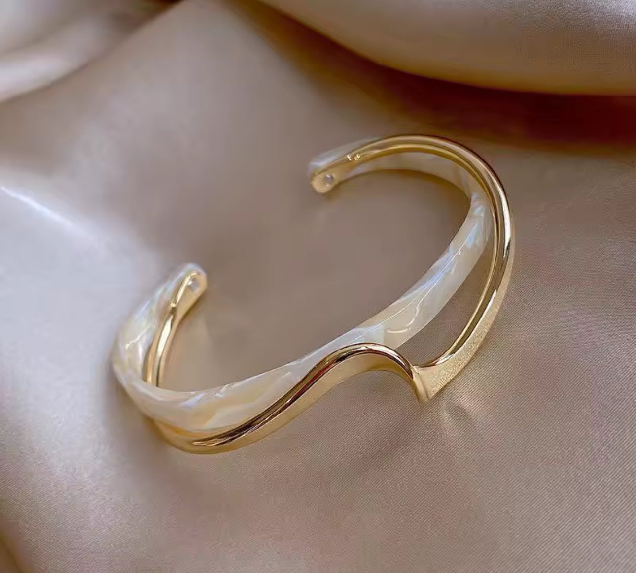 White Shellfish Bracelets Board Bend Stainless Steel Metal Bangles Womens Hand Bracelets Geometric C- shaped Opening Bracelets