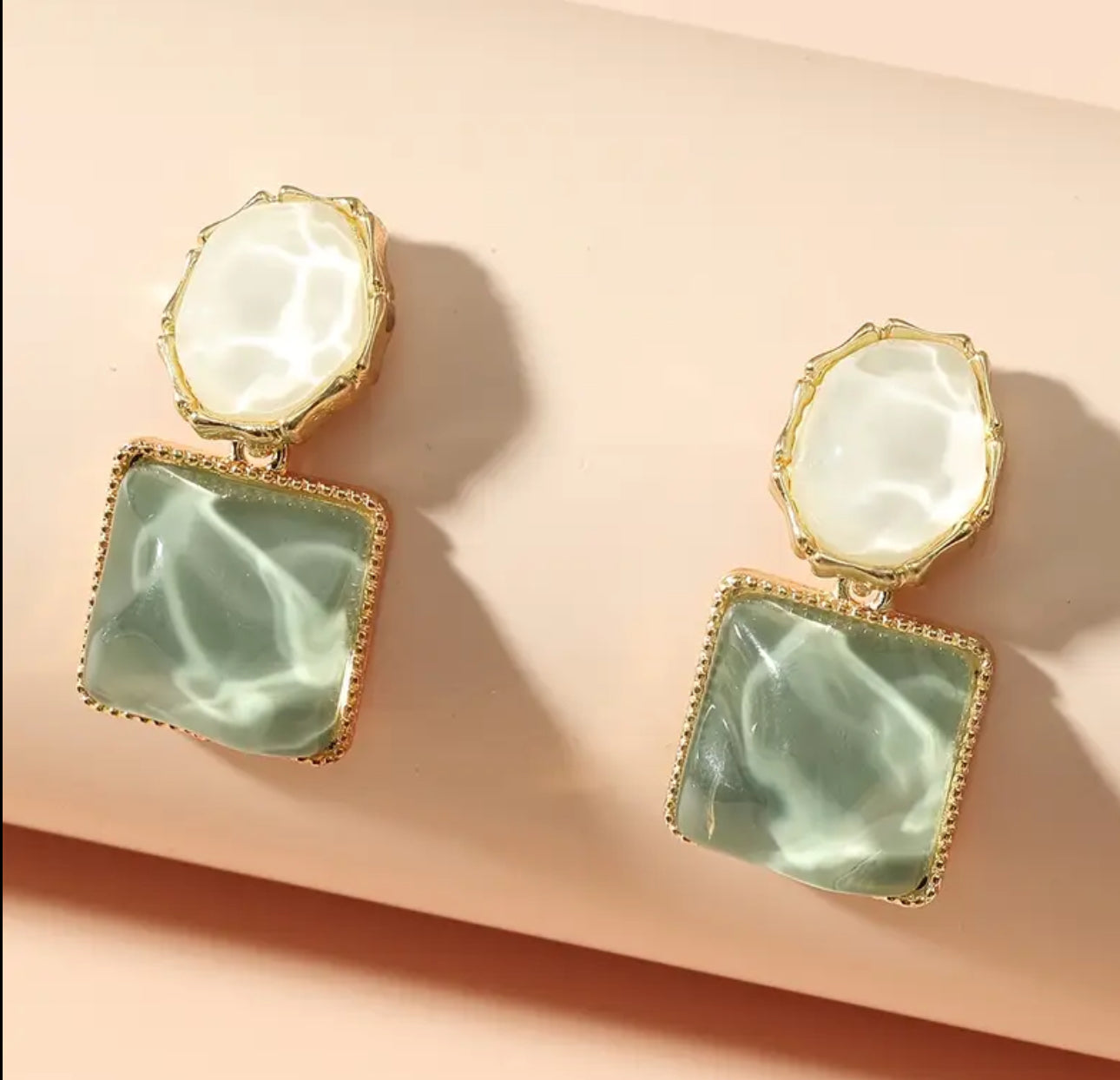 French Retro Classic Resin Gold Plated Post Earrings|Suitable for Everyday Use