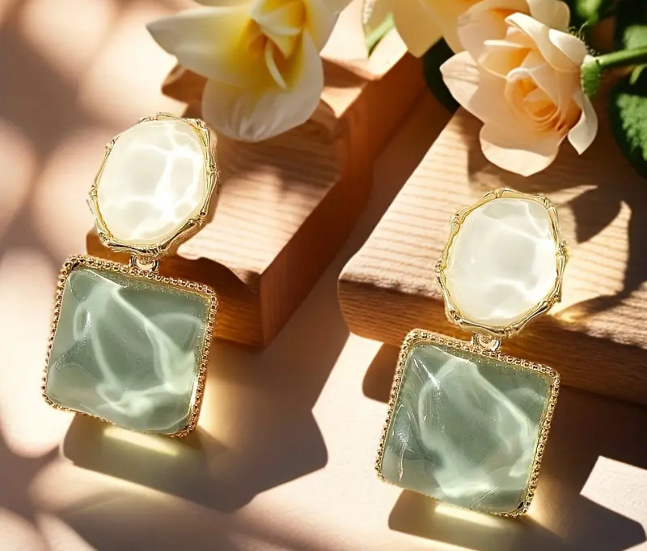 French Retro Classic Resin Gold Plated Post Earrings|Suitable for Everyday Use