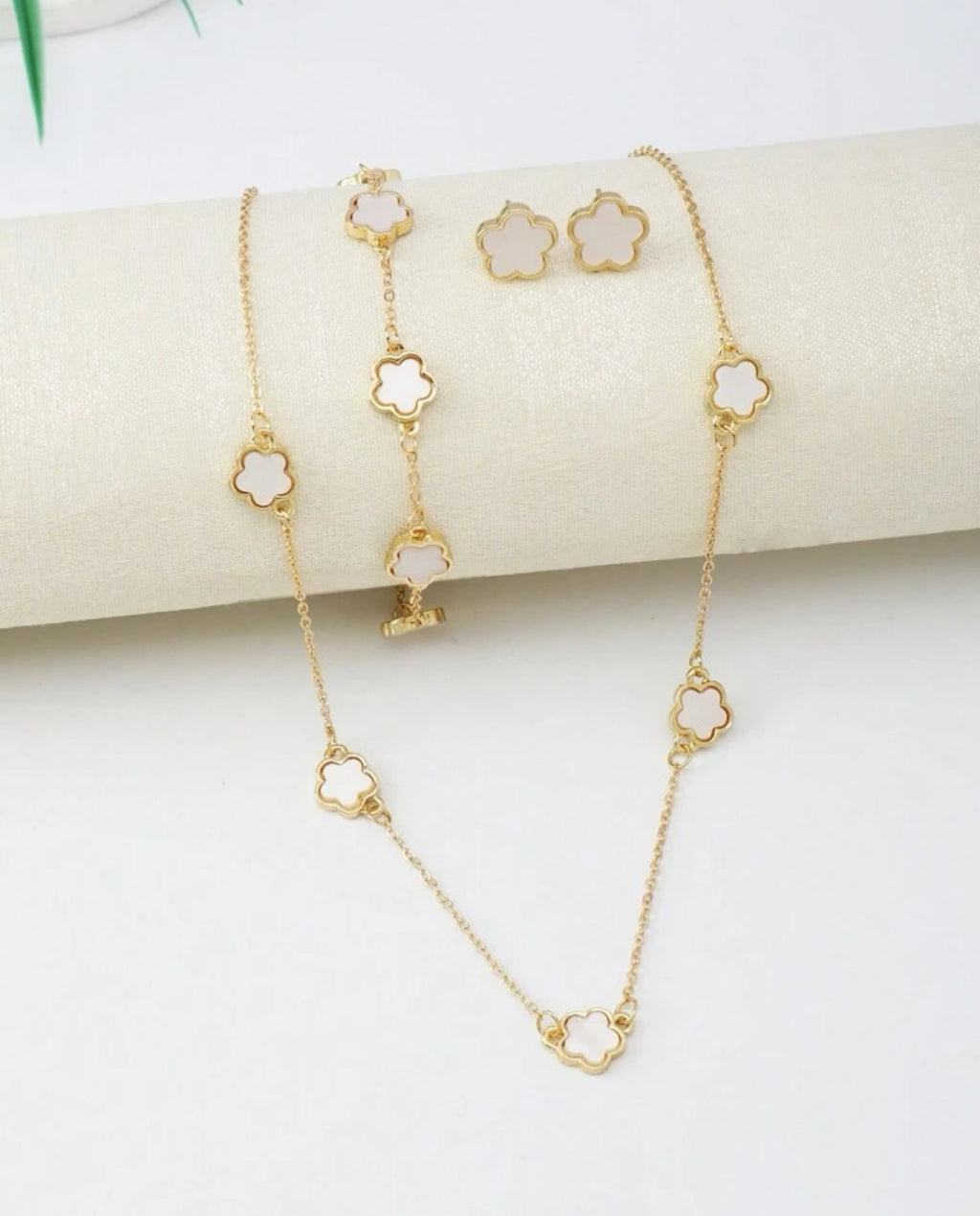Classic Elegant 18k Gold Plated Retro Style Flower Necklace, Earrings and Bracelet Set