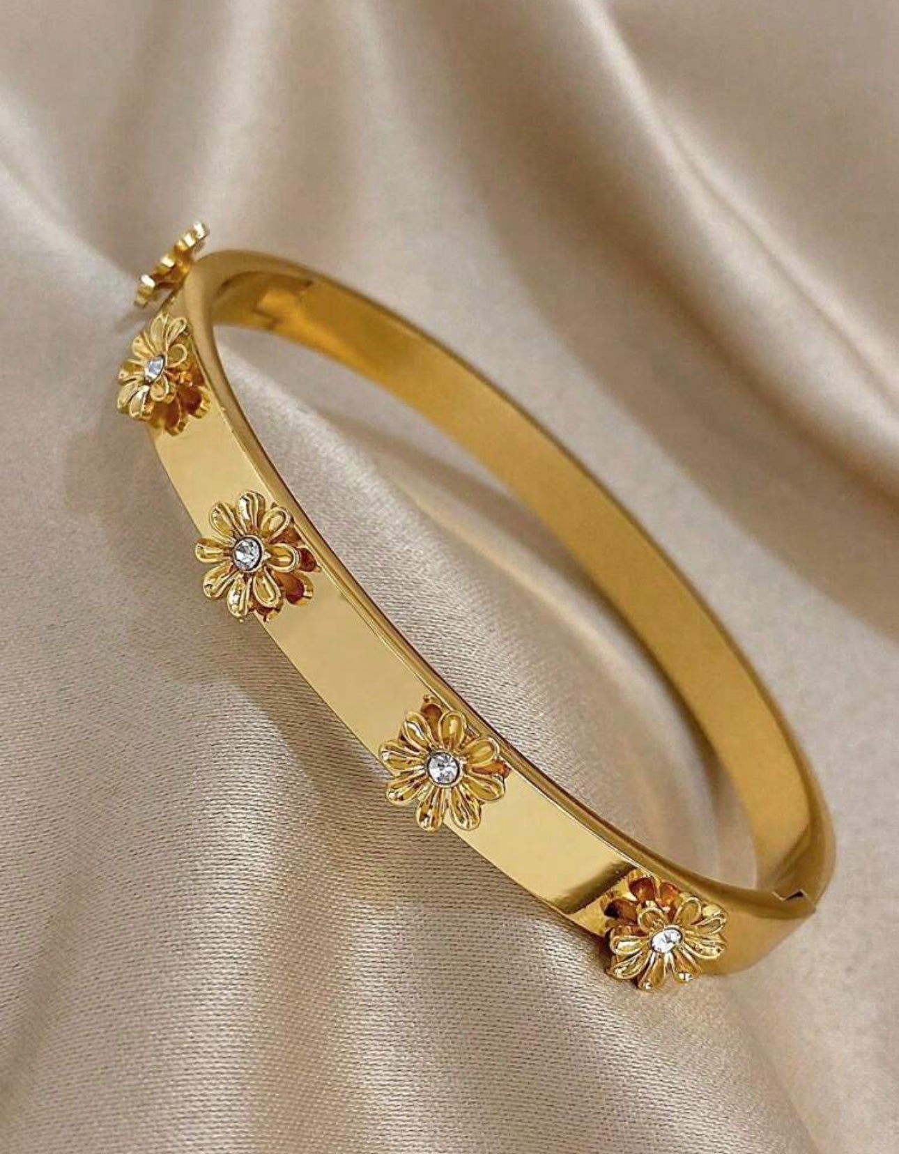 Fine Stainless Steel Zirconia Flower 18K Gold Electroplated Bangle